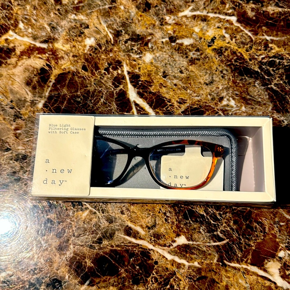 Blue light filtering glasses